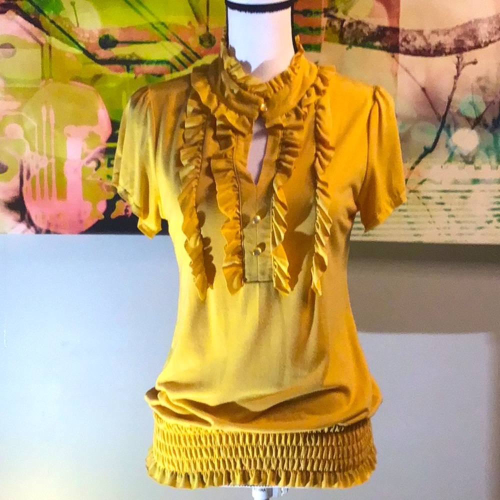 YELLOW RUFFLED SHORT SLEEVE TOP SIZE XL.